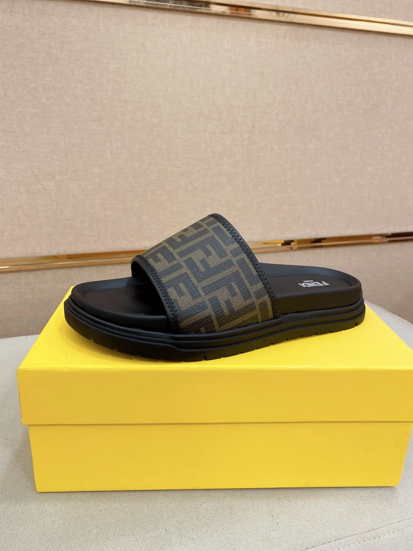 Factory price: 320💰 [Fendi Slippers] High-end brand of men's shoes, official website 1:1 latest masterpiece: original mold customization, the fabric is made of imported original materials, upgraded outsole, lighter and non-slip. The market's top quality, simple yet tasteful, a must-have for fashionistas, fashionable at your feet, full of confidence, the same style at the counter 👍The season of summer slippers is here. Code: 38-44 (45 is custom-made and cannot be returned or exchanged)